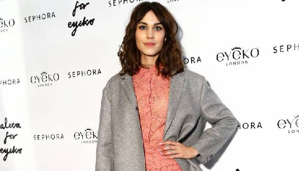 Borítókép: Így ünnepelte sminkkollekcióját Alexa Chung
