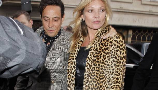 Borítókép: Sztárbarátokkal ünnepelte 40. születésnapját Kate Moss