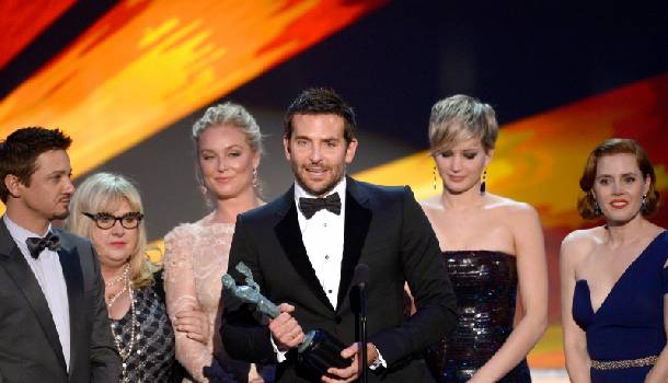 Borítókép: Bradley Cooper Gucciban ünnepelte az Amerikai botrányt