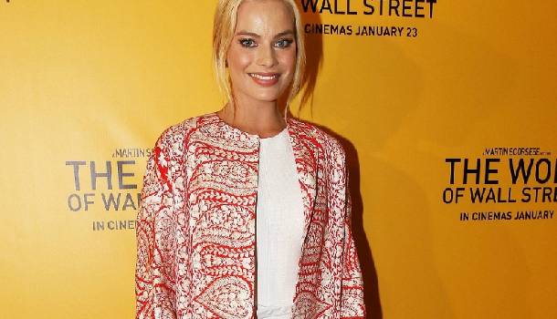 Borítókép: Margot Robbie csillogó kiskabátja