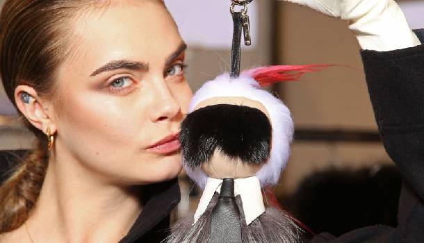 Borítókép: Itt a Lagerfeld baba - egyenesen a Fendi kifutójáról