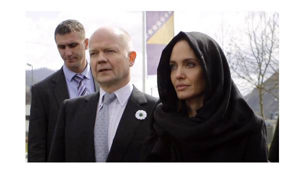 Borítókép: Angelina Jolie talpig feketében rótta le tiszteletét