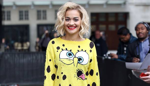 Borítókép: Rita Ora ruhája mindenkit mosolyra derít