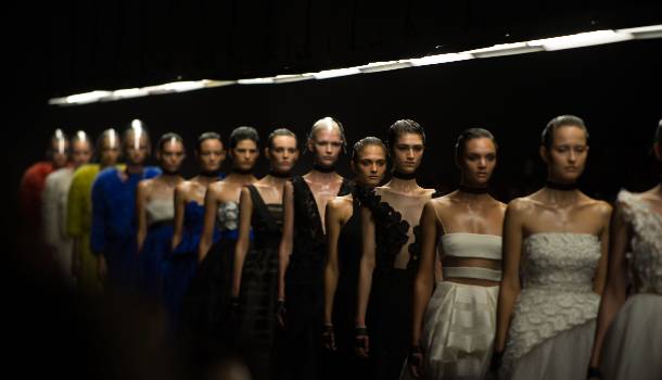 Borítókép: Divatpornó és álommeló - D. Tóth Kriszta írása