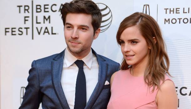 Borítókép: Emma Watsonnak a babarózsaszín is remekül áll