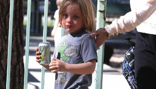 Borítókép: Angelina Jolie fia gyűrűt tervezett