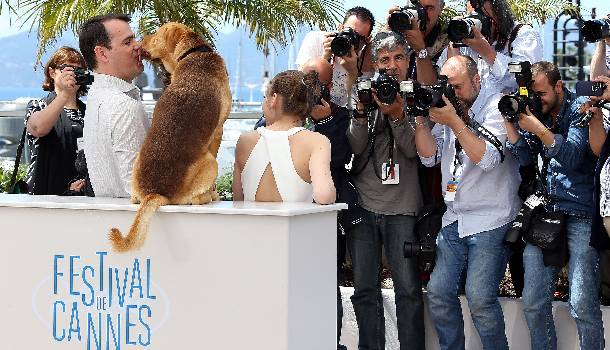 Borítókép: Mundruczó Kornél csokornyakkendős kutyával érkezett Cannes-ba 