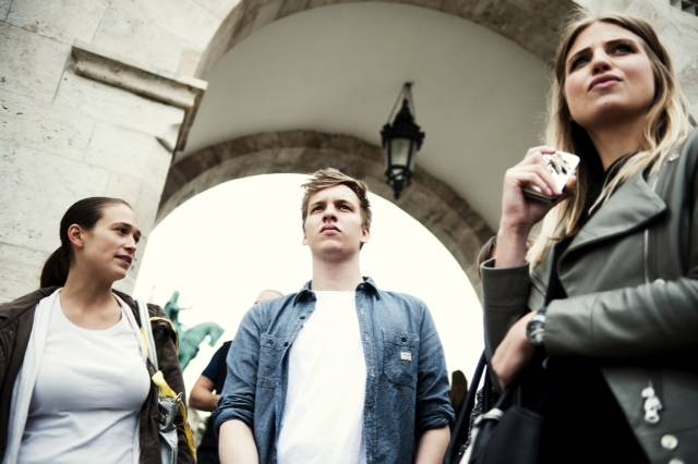 George Ezra és munkatársunk, Kazal Viki (jobbra) szemléli a várost