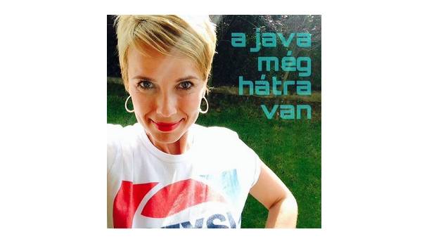 Borítókép: D. Tóth Kriszta provokatív pólóban szelfizett