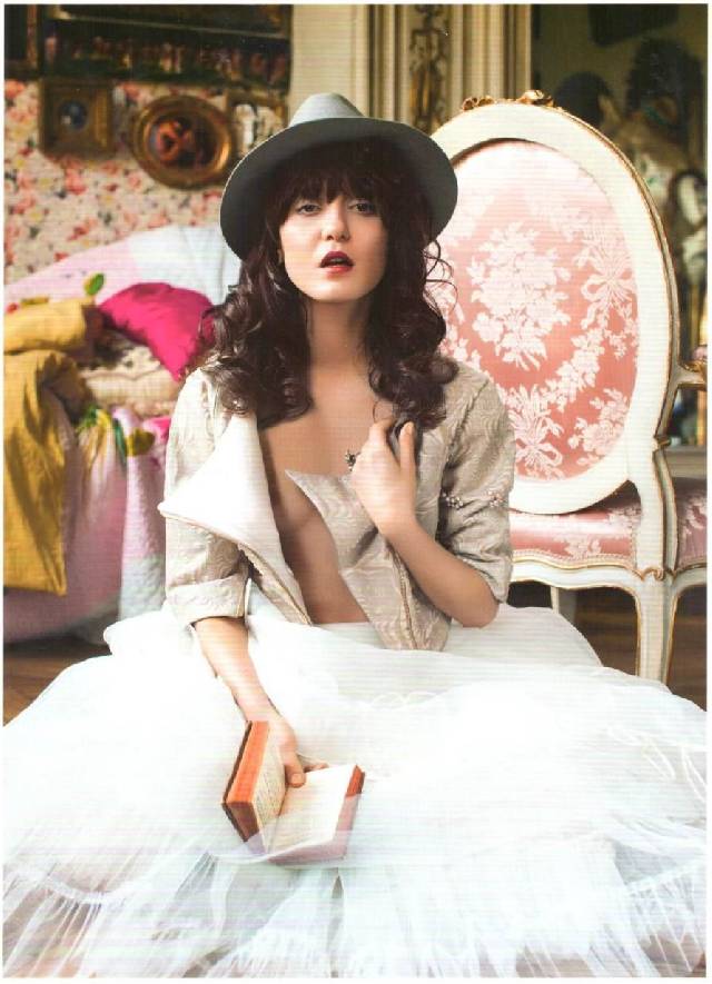 Irina Lazareanu az Untitled magazinban Napsugar von Bittera bőrdzsekit visel