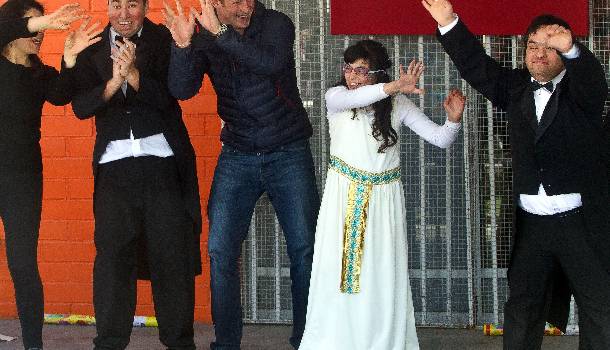 Borítókép: A királyi család is büszkén posztolta Harry herceg táncát