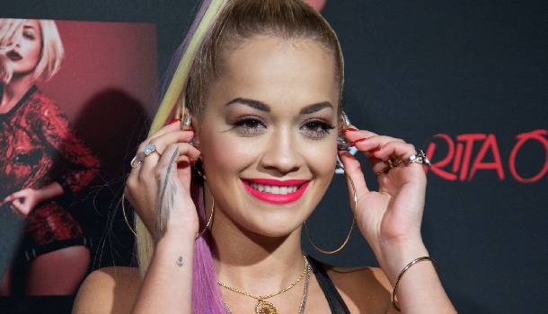 Borítókép: Rita Ora izmos hasat villantott