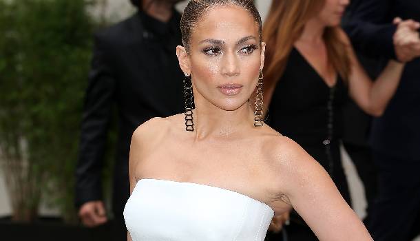 Borítókép: JLo földre szállt istennő volt a Versace párizsi show-ján