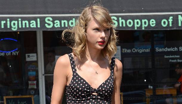 Borítókép: Taylor Swift megmutatja, hogy kell viselni a crop topot