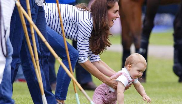 Borítókép: Cuki fotón lépked az egyéves György herceg