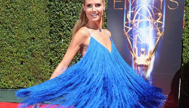 Borítókép: Heidi Klum extra rojtos kék ruhája