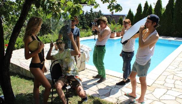 Borítókép: Nyári energiák izgalmas találkozása egy különleges divatanyagban