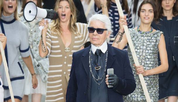 Borítókép: Gisele Bündchen a Chanel show-n tüntetett a nők jogaiért