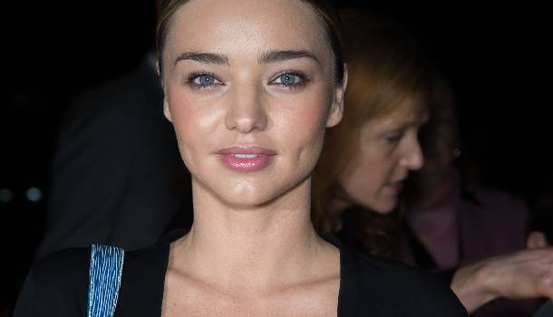 Borítókép: Ez aztán a mély dekoltázs! Miranda Kerr ezt is bevállalta