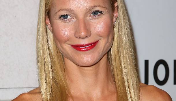 Borítókép: Imádjuk Gwyneth kis feketének álcázott haspólóját