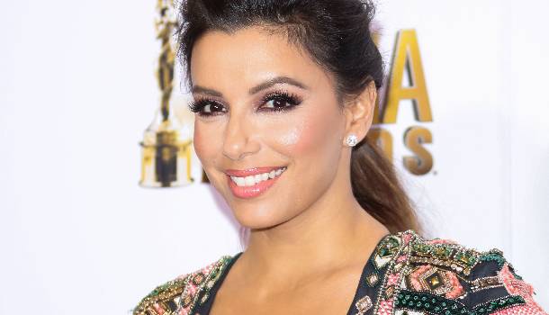 Borítókép: Eva Longoria dekoltázsa mindenkit zavarba hoz