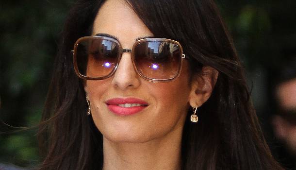 Borítókép: Amal Clooney stílusosan tért vissza a munkába