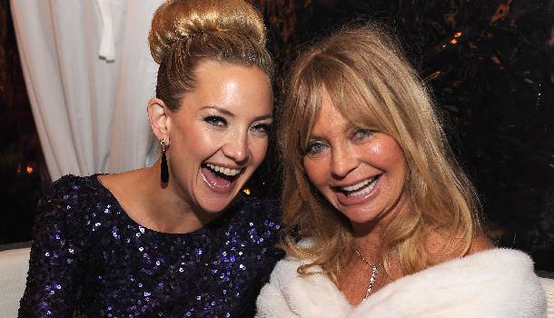 Borítókép: Kate Hudson és Goldie Hawn jótékonysági rózsaszín tincsei
