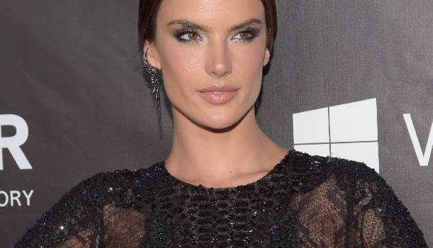 Borítókép: Alessandra Ambrosio istennőnek öltözött