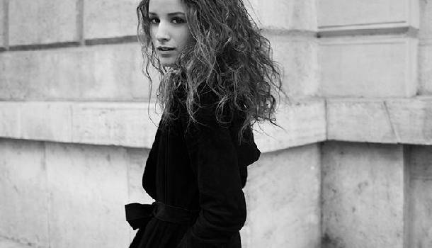 Borítókép: Coco König Éder Krisztián fotóin