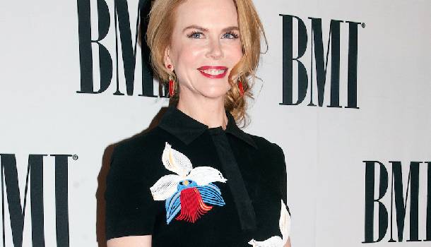 Borítókép: Nicole Kidman: stílusos lábvillantás felsőfokon