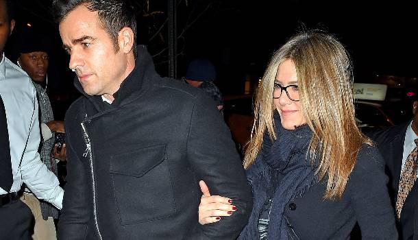 Borítókép: Jennifer Aniston - jól áll neki a szemüveg