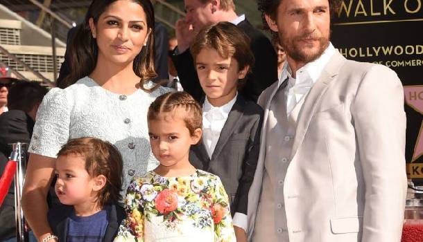 Borítókép: Matthew McConaughey családja talpig Dolce-ban