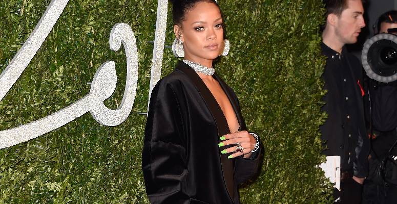 Borítókép: Rihanna: Egy szmokingkabát és más semmi