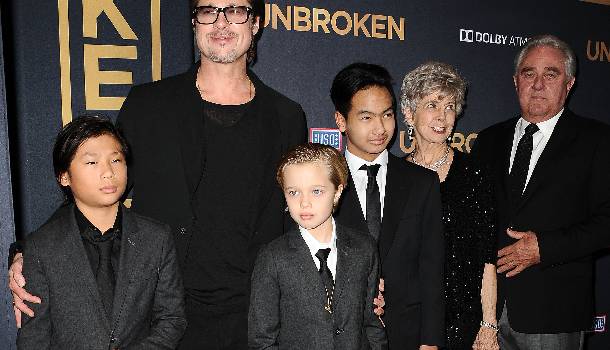 Borítókép: Brad Pitt gyerekeivel és szüleivel pózolt a vörös szőnyegen