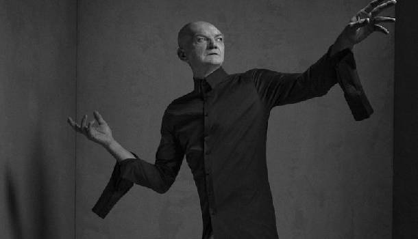 Borítókép: Lakatos Sándor új kampányát látnotok kell