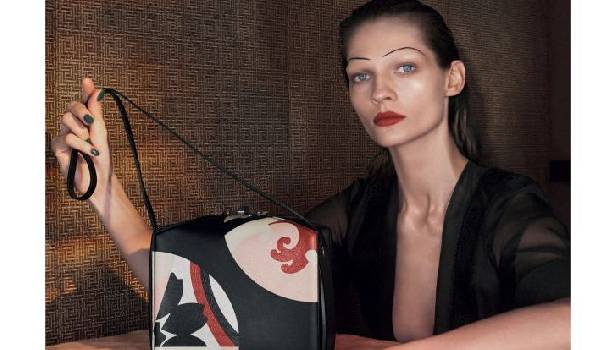 Borítókép: Divat a rajzolt szemöldök? - Meglepő sminkkel sokkol a McQueen