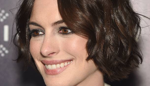 Borítókép: Anne Hathaway szenzációs formában