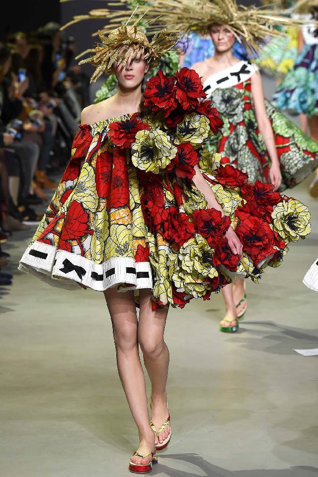 Szalmaszálak, hortenziák, fekete masni... mindez ilyen kicsi felületen. Nahát!, Viktor&Rolf
