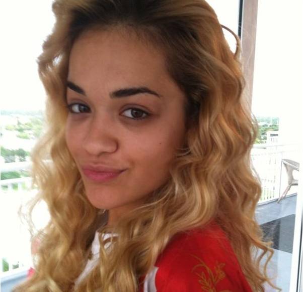 Rita Ora kicsit karikás