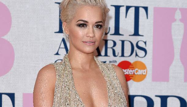 Borítókép: Rita Ora káprázatos ruhában a vörös szőnyegen