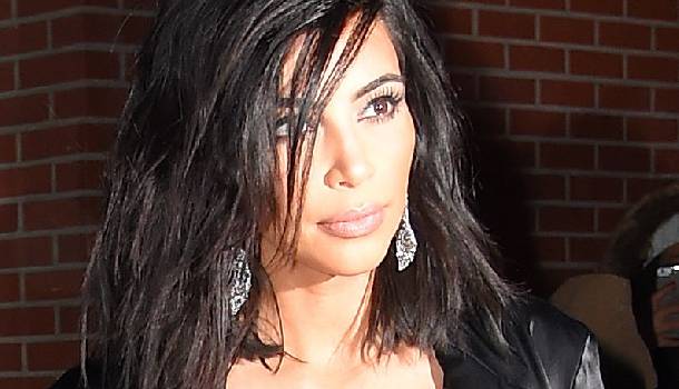 Borítókép: Menő platinaszőke frizurára váltott Kim Kardashian