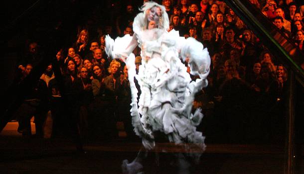 Borítókép: Múlt, jelen, jövő: Alexander McQueen kiállítás Londonban