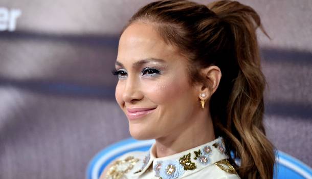 Borítókép: JLo merész miniben partizott