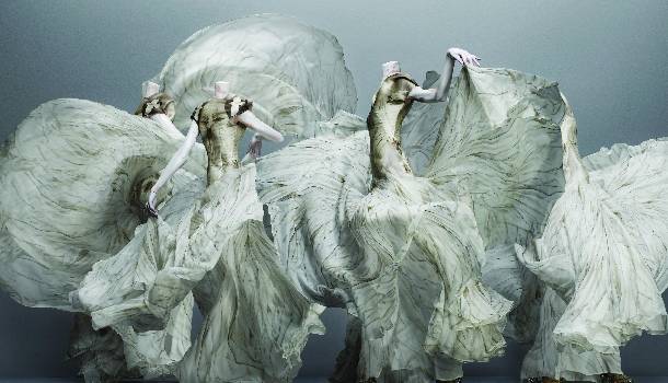 Borítókép: Megnyílt a londoni Alexander McQueen kiállítás