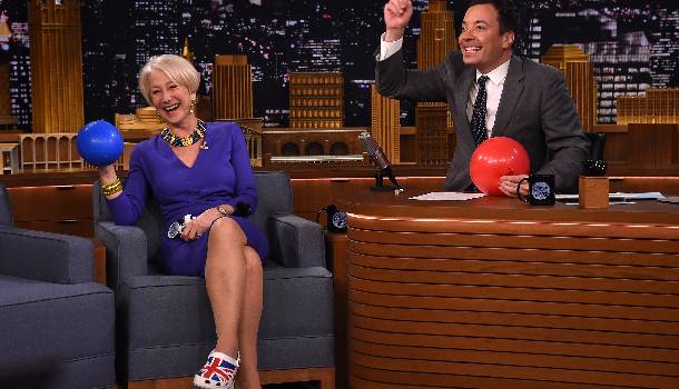 Borítókép: Ilyen vicces Helen Mirren, amikor héliumos lufit szív