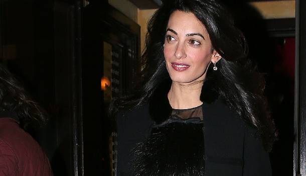 Borítókép: Hasvillantós crop topban fotózták le Amal Clooney-t