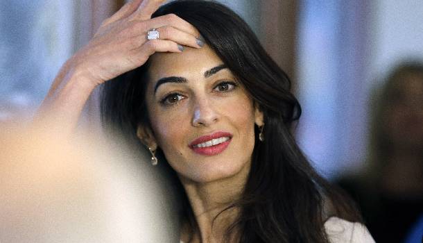 Borítókép: Amal Clooney az egyetemre is talpig dizájnerdarabokban jár