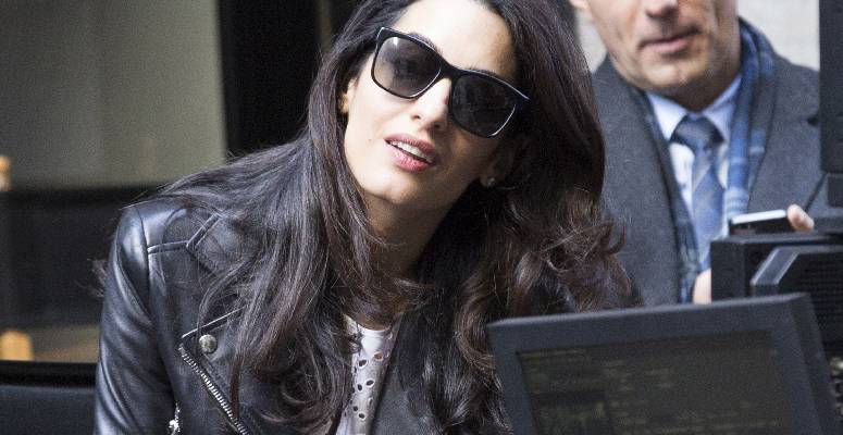 Amal Clooney meglepő cipőválasztással sokkolt