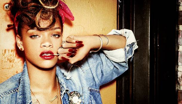 Borítókép: Rihanna fantasztikus formában egy Hawaii esküvőn