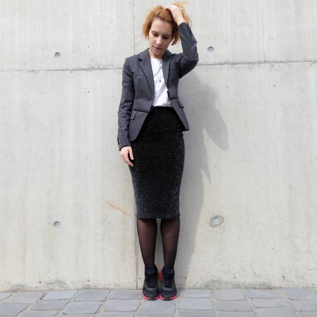 Blézer: Maison Martin Margiela for H&M, Póló: Levi's, Ceruzaszoknya: Ludovika, Sportcipő: Nike Air Max Thea, Füldísz: Je Suis Belle, Nyaklánc, gyűrű: Marc Jacobs
